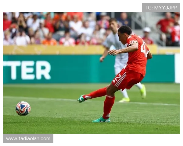 拜仁续约17岁新星梅孔-卡多佐